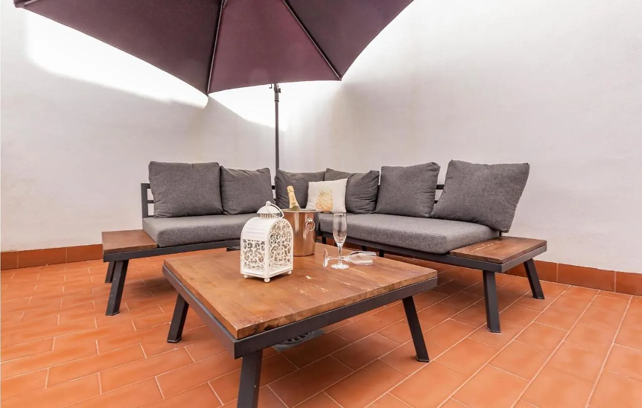 Cozy Apartment In Sevilla With Kitchen