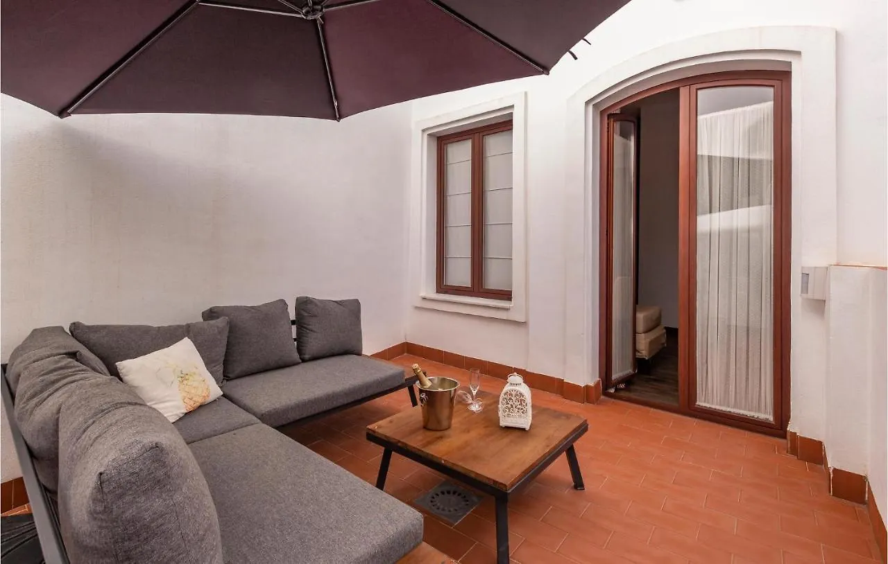 Cozy Apartment In Sevilla With Kitchen