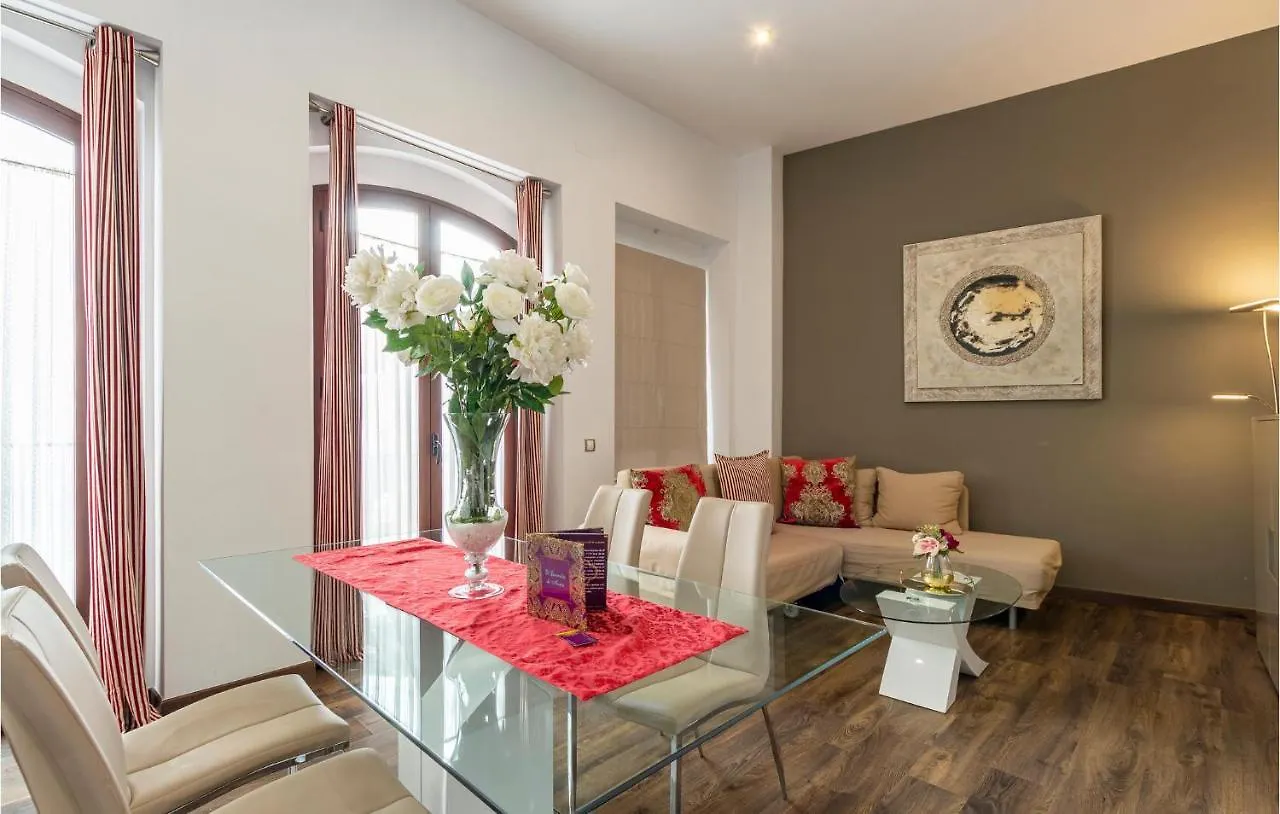 Cozy Apartment In Sevilla With Kitchen
